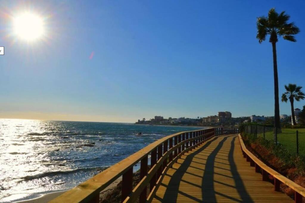 5* Stunning Golf & Sea Apartament